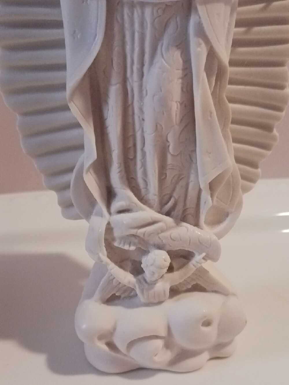 Beautiful White Virgin Mary Home Art Statue - Decorative Religious Figurine - Picture 6 of 12